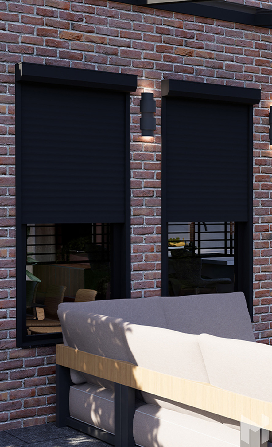 Außenliegende Screens an Fenstern neben einer Terrassenüberdachung